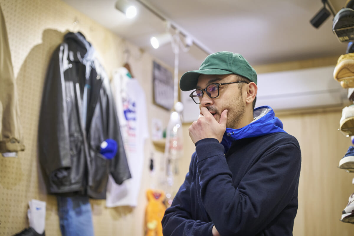 超定番モデルも“普通”で終わらせない。ネイビーブレザーストア・小林英樹さんが作るホリデースタイル