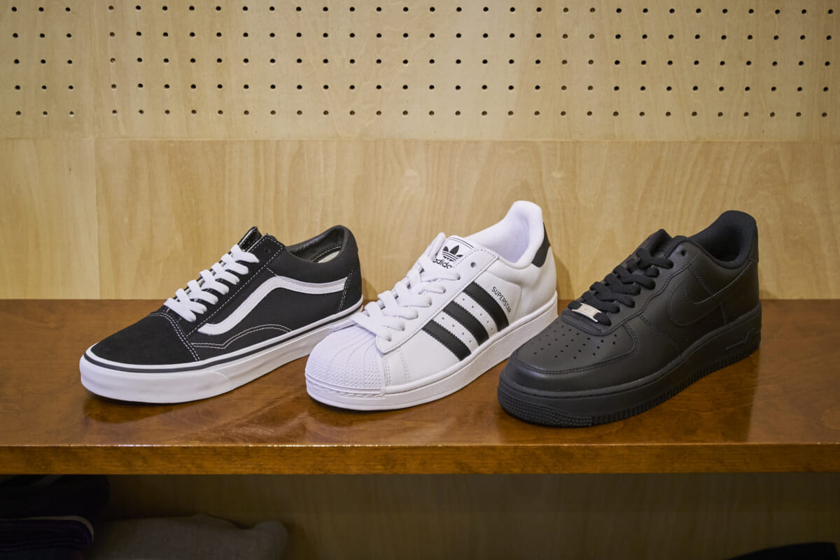 超定番モデルも“普通”で終わらせない。ネイビーブレザーストア・小林英樹さんが作るホリデースタイル