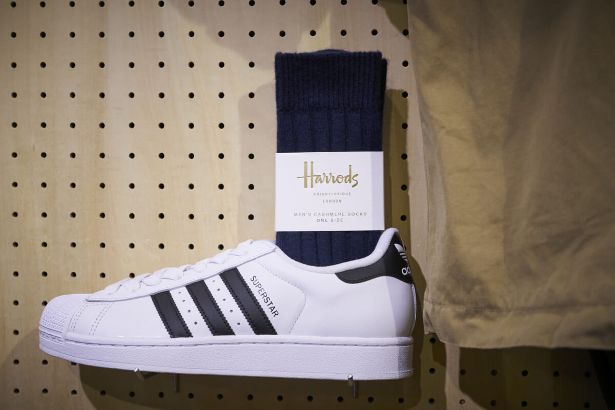 超定番モデルも“普通”で終わらせない。ネイビーブレザーストア・小林英樹さんが作るホリデースタイル