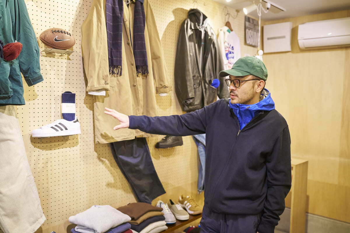 超定番モデルも“普通”で終わらせない。ネイビーブレザーストア・小林英樹さんが作るホリデースタイル