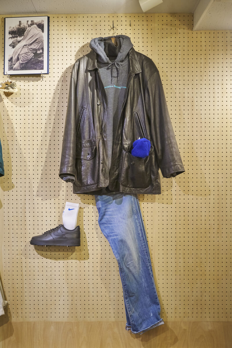 超定番モデルも“普通”で終わらせない。ネイビーブレザーストア・小林英樹さんが作るホリデースタイル