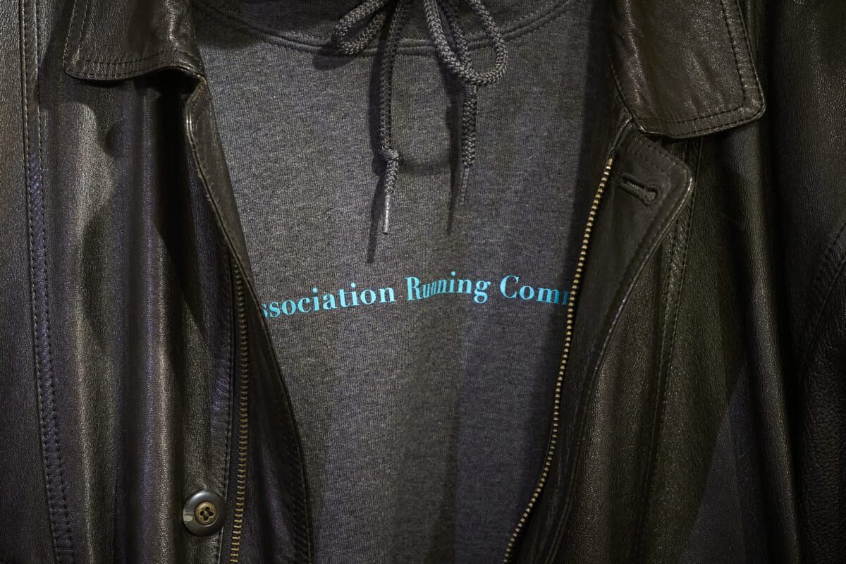 超定番モデルも“普通”で終わらせない。ネイビーブレザーストア・小林英樹さんが作るホリデースタイル