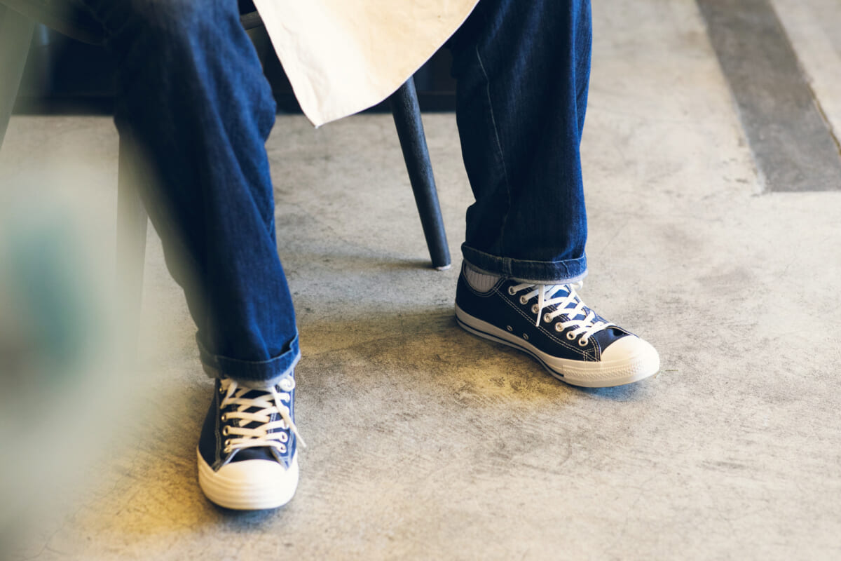 壱岐島の港町にナポリの風。ビブグルマンを獲得ピッツァ職人の足元はコンバースの「ローカット」スニーカー 壱岐島の港町にナポリの風。ビブグルマンを獲得ピッツァ職人の足元はコンバースの「ローカット」スニーカー