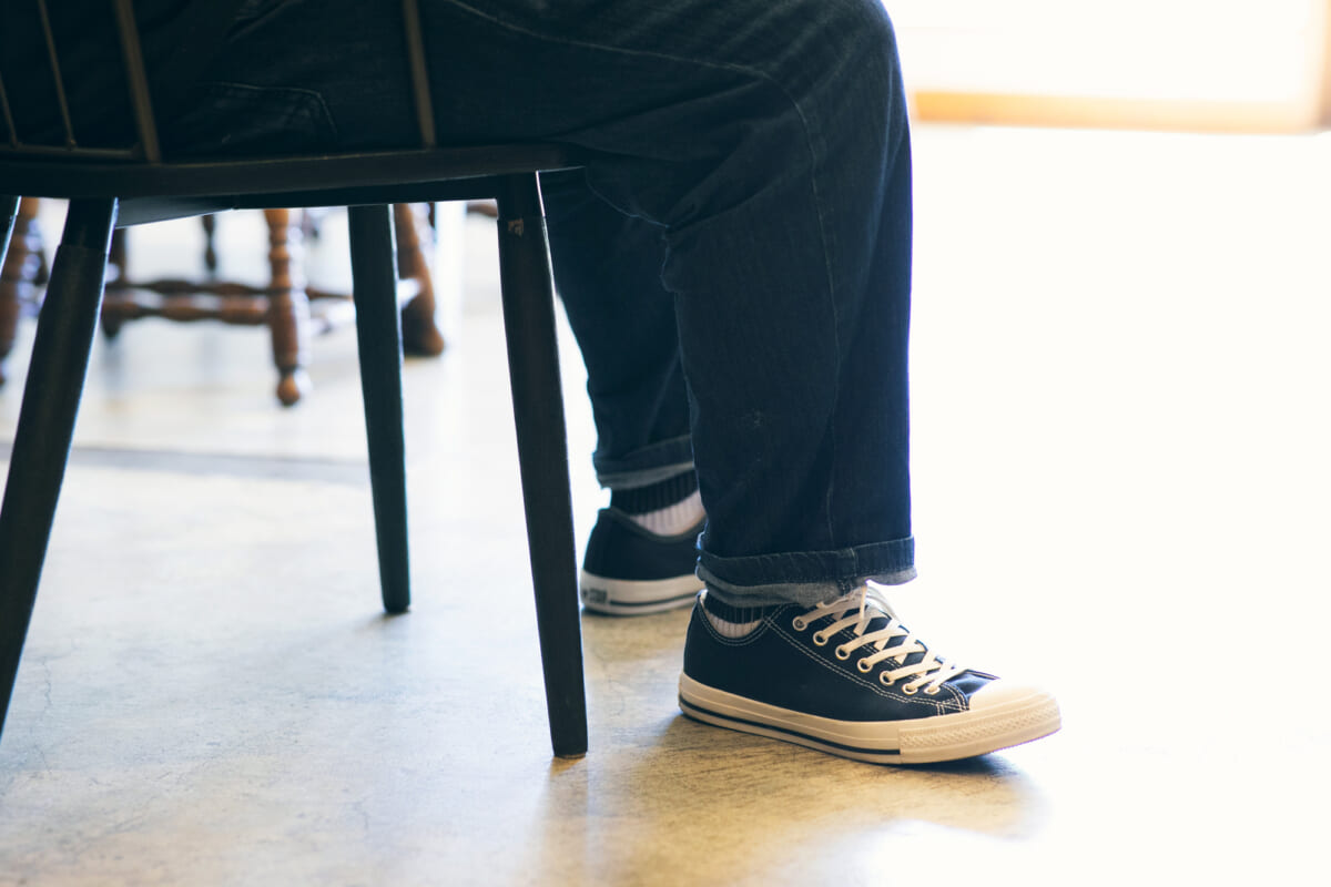 壱岐島の港町にナポリの風。ビブグルマンを獲得ピッツァ職人の足元はコンバースの「ローカット」スニーカー 壱岐島の港町にナポリの風。ビブグルマンを獲得ピッツァ職人の足元はコンバースの「ローカット」スニーカー