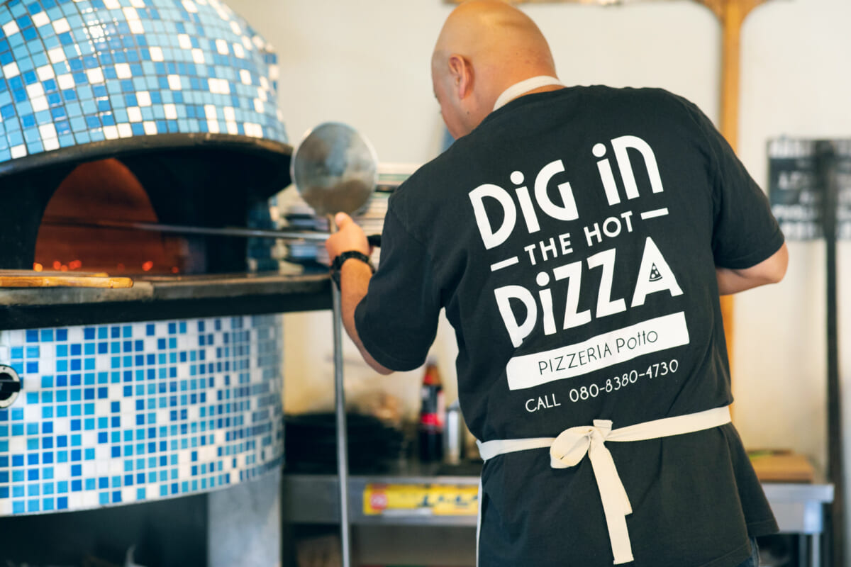 壱岐島の港町にナポリの風。ビブグルマンを獲得ピッツァ職人の足元はコンバースの「ローカット」スニーカー 壱岐島の港町にナポリの風。ビブグルマンを獲得ピッツァ職人の足元はコンバースの「ローカット」スニーカー