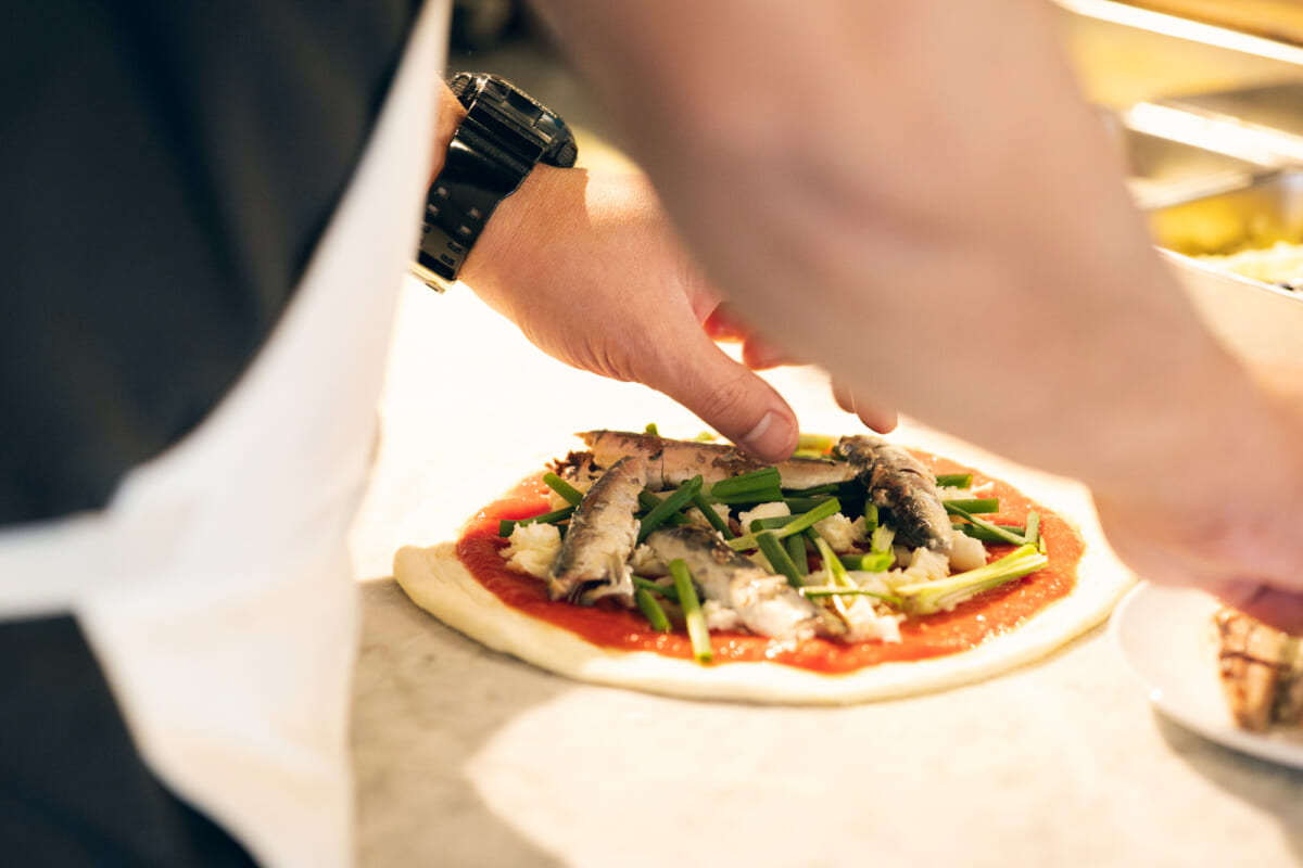 壱岐島の港町にナポリの風。ビブグルマンを獲得ピッツァ職人の足元はコンバースの「ローカット」スニーカー 壱岐島の港町にナポリの風。ビブグルマンを獲得ピッツァ職人の足元はコンバースの「ローカット」スニーカー