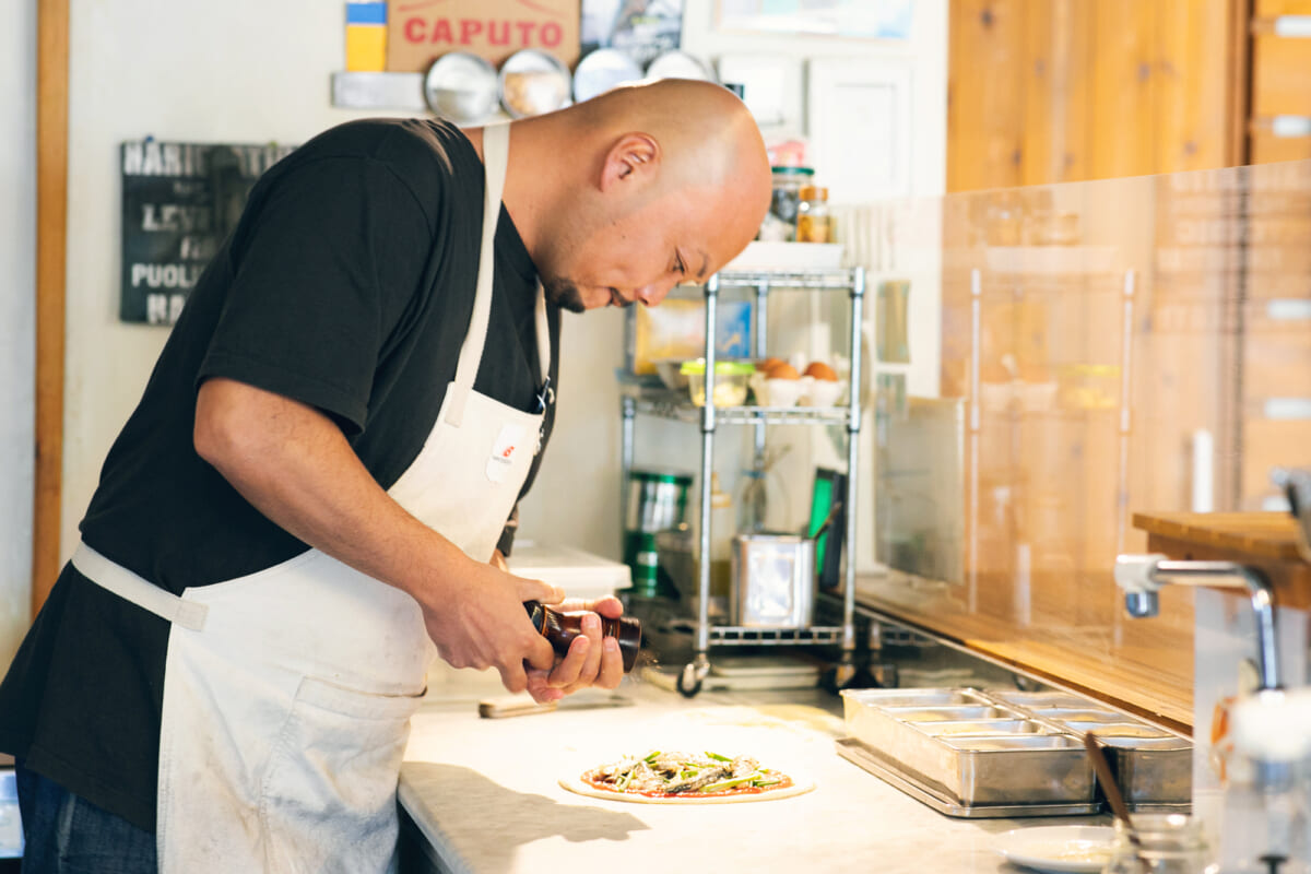 壱岐島の港町にナポリの風。ビブグルマンを獲得ピッツァ職人の足元はコンバースの「ローカット」スニーカー 壱岐島の港町にナポリの風。ビブグルマンを獲得ピッツァ職人の足元はコンバースの「ローカット」スニーカー