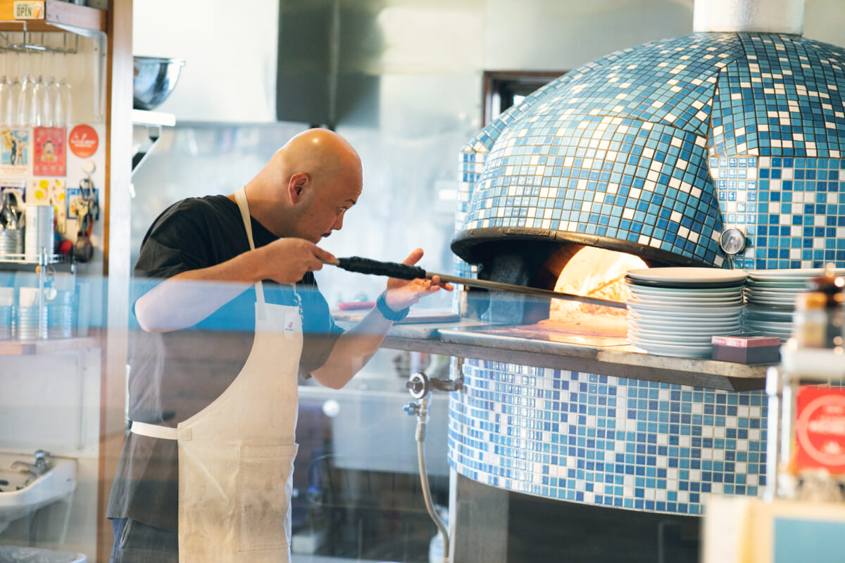 壱岐島の港町にナポリの風。ビブグルマンを獲得ピッツァ職人の足元はコンバースの「ローカット」スニーカー 壱岐島の港町にナポリの風。ビブグルマンを獲得ピッツァ職人の足元はコンバースの「ローカット」スニーカー