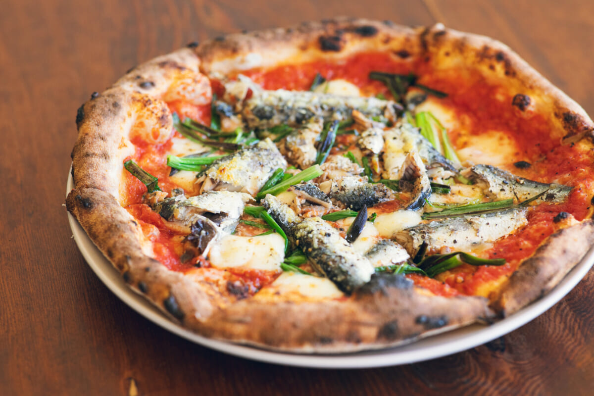 壱岐島の港町にナポリの風。ビブグルマンを獲得ピッツァ職人の足元はコンバースの「ローカット」スニーカー 壱岐島の港町にナポリの風。ビブグルマンを獲得ピッツァ職人の足元はコンバースの「ローカット」スニーカー