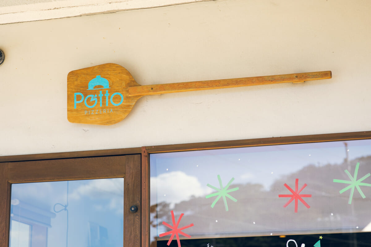 壱岐島の港町にナポリの風。ビブグルマンを獲得ピッツァ職人の足元はコンバースの「ローカット」スニーカー 壱岐島の港町にナポリの風。ビブグルマンを獲得ピッツァ職人の足元はコンバースの「ローカット」スニーカー