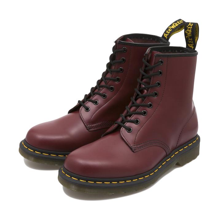 【レディース】足元をシックな雰囲気に。注目の「バーガンディ」シューズで作るトレンドコーデ