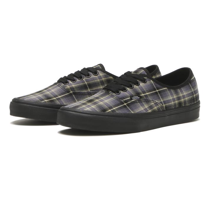 タイツ×靴下の重ね履きで普段とは違う印象に。寒い季節に楽しめるオシャレな履きこなし術