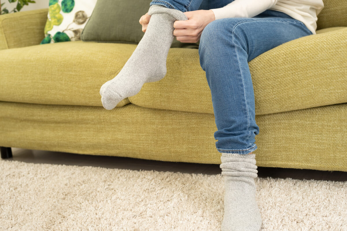 タイツ×靴下の重ね履きで普段とは違う印象に。寒い季節に楽しめるオシャレな履きこなし術