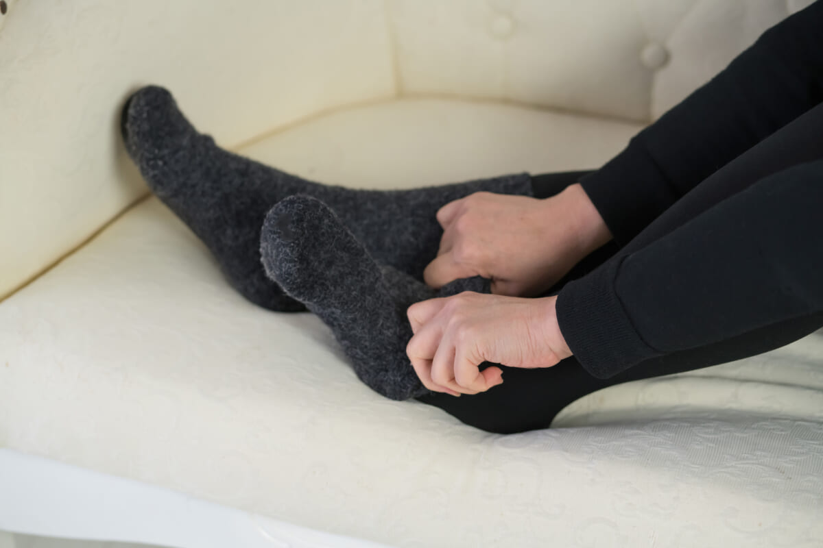 タイツ×靴下の重ね履きで普段とは違う印象に。寒い季節に楽しめるオシャレな履きこなし術