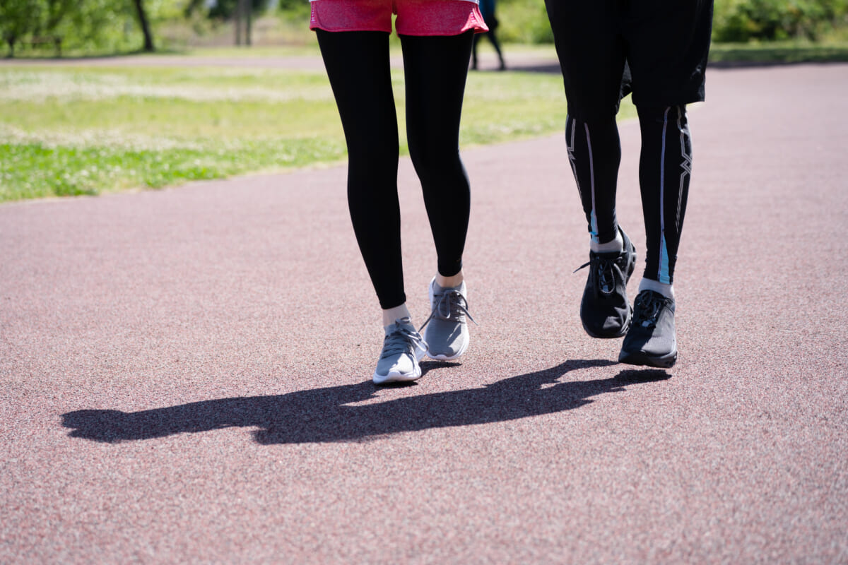 春の「ウォーキング」を楽しむ靴選びのポイントと花粉症対策