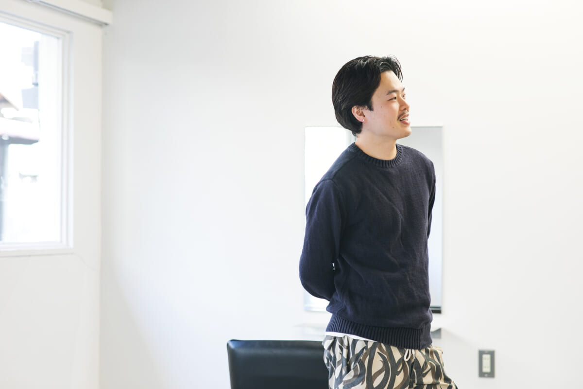 小学生から決めていた美容師の仕事。PARK中津店・河野悠利の足元にあったVANS 小学生から決めていた美容師の仕事。PARK中津店・河野悠利の足元にあったVANS