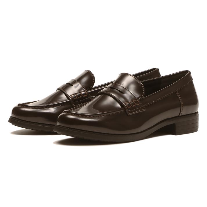 骨格ストレートの人に似合う靴は？ 「シンプル」が選び方のコツ