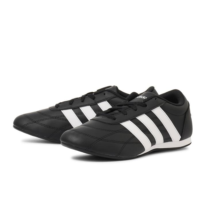 骨格ストレートの人に似合う靴は？ 「シンプル」が選び方のコツ