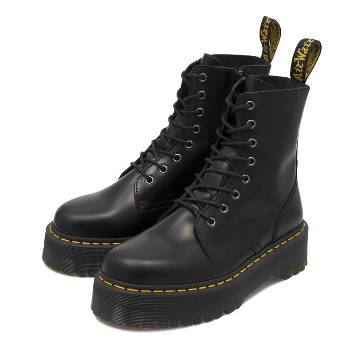 骨格ナチュラルの人に似合う靴は？ ボリューム感とカジュアルさがコーデを決める秘訣！