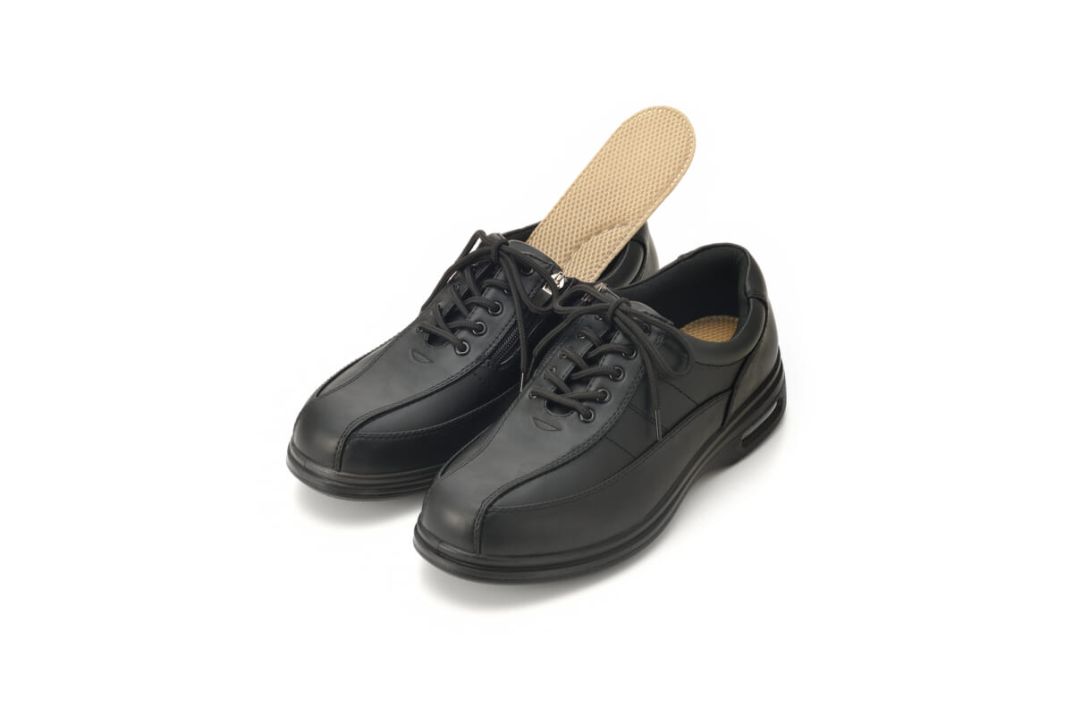 革靴の悩みにはインソールを活用！ 足の痛みや不快感を防ぐインソールの選び方