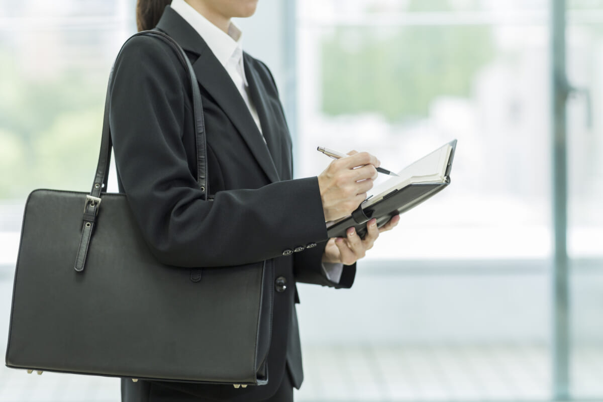 インターンシップの靴選びで迷ったら。スーツや私服に合わせる足元の基本