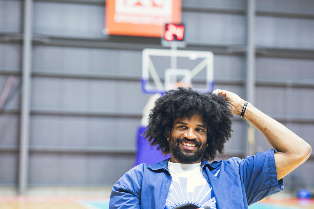 「気にしすぎなくていい。でも、自分は曲げるな」広島ドラゴンフライズ・ドウェイン・エバンスの宝物『僕をつくった、あの1足。』