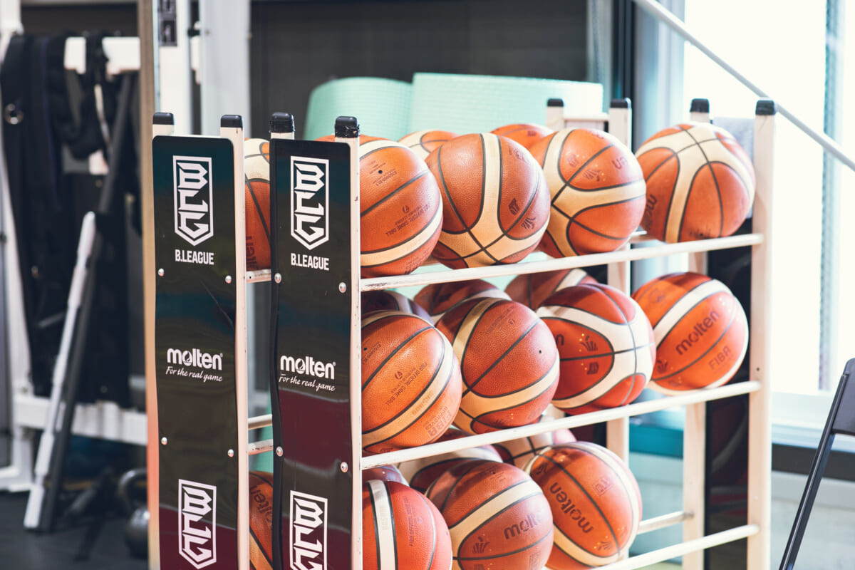 「気にしすぎなくていい。でも、自分は曲げるな」広島ドラゴンフライズ・ドウェイン・エバンスの宝物『僕をつくった、あの1足。』