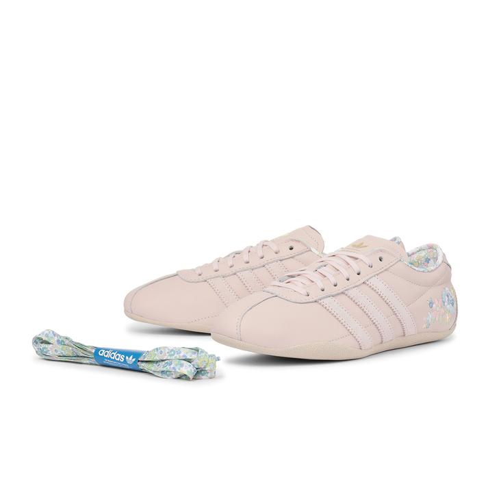 『アディダス（adidas）』 トーキョーのサイズ感や魅力とは？ 抜け感を生むオシャレな履きこなし方