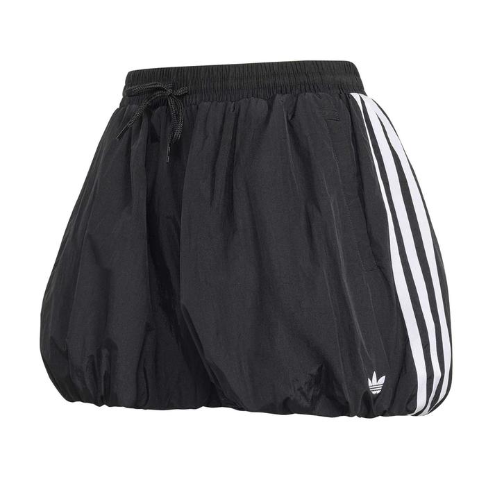 『アディダス（adidas）』 トーキョーのサイズ感や魅力とは？ 抜け感を生むオシャレな履きこなし方