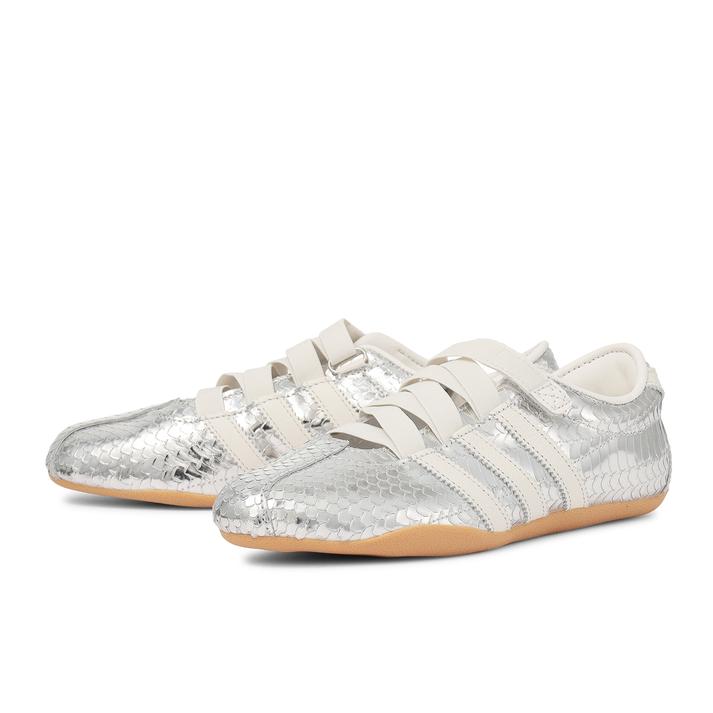 『アディダス（adidas）』 トーキョーのサイズ感や魅力とは？ 抜け感を生むオシャレな履きこなし方