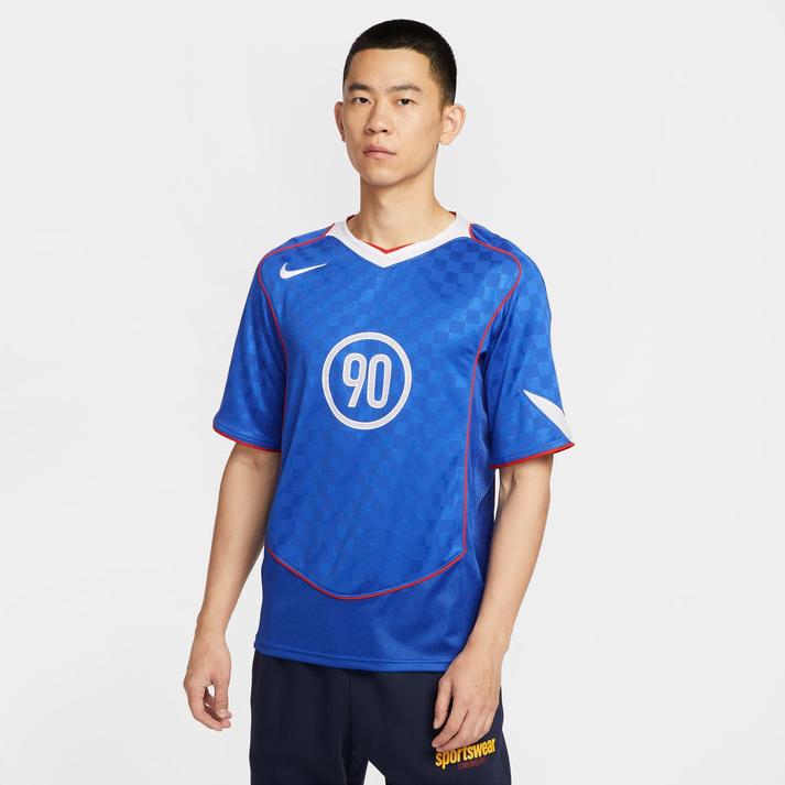 トレンド最前線！ 「サッカーシャツ」を日常に馴染ませるコーデ術