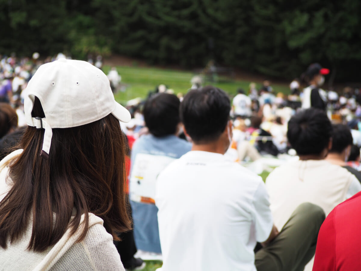 夏フェスの服装、どう選ぶ？  「動きやすさ」と「通気性」が快適さの鍵
