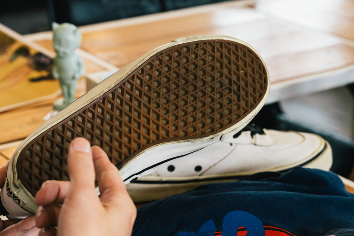 「VANSのソールは吸盤だと思っていた」。90年代のスケートシーンを、手のひらに残す土屋敬志さん【MY AUTHENTIC】