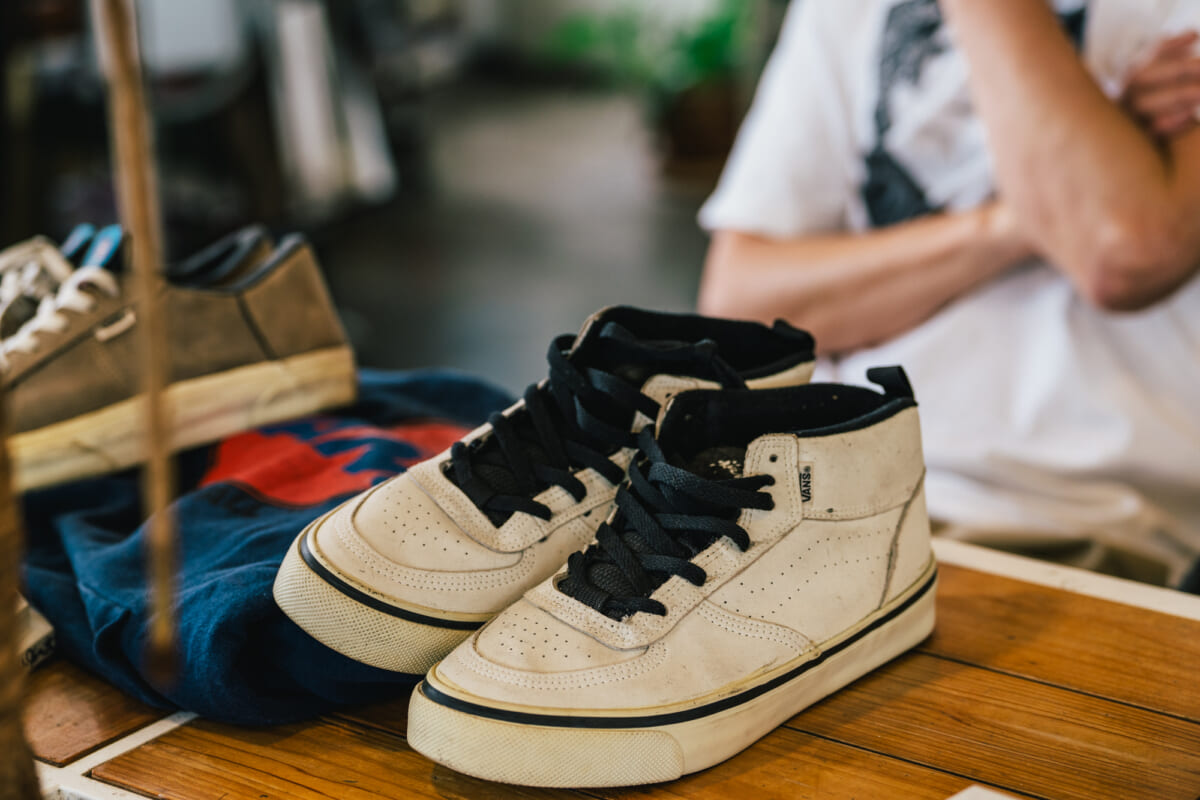 「VANSのソールは吸盤だと思っていた」。90年代のスケートシーンを、手のひらに残す土屋敬志さん【MY AUTHENTIC】