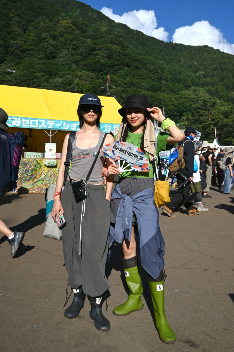 【フジロック2026足元スナップ】フェスファッションは足元から。23組の愛用シューズ&全身スタイル 【フジロック2026足元スナップ】フェスファッションは足元から。23組の愛用シューズ&全身スタイル