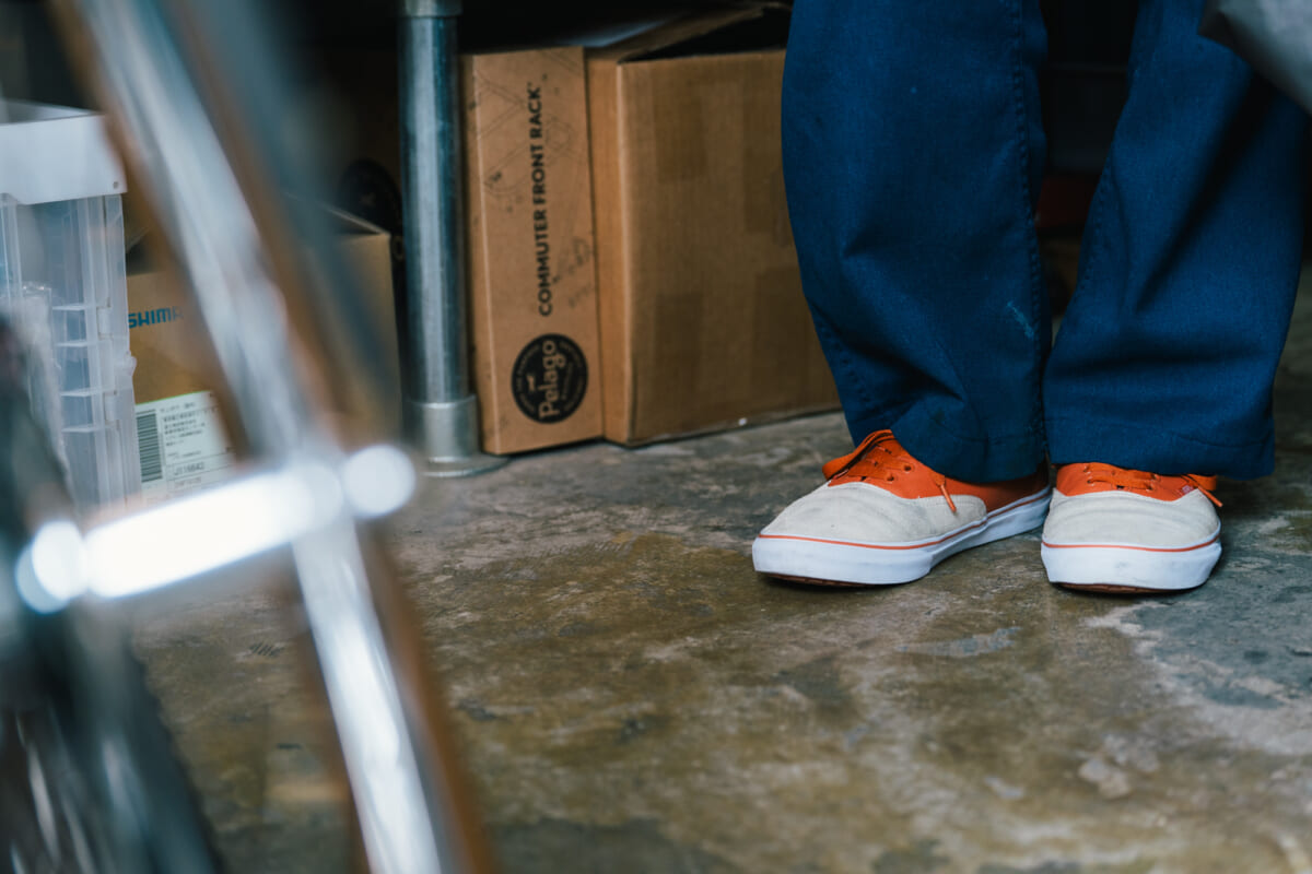 「ダメにして、また買って、結局VANSを履く」。自転車と走り続ける松本圭太さんの定番【MY AUTHENTIC】