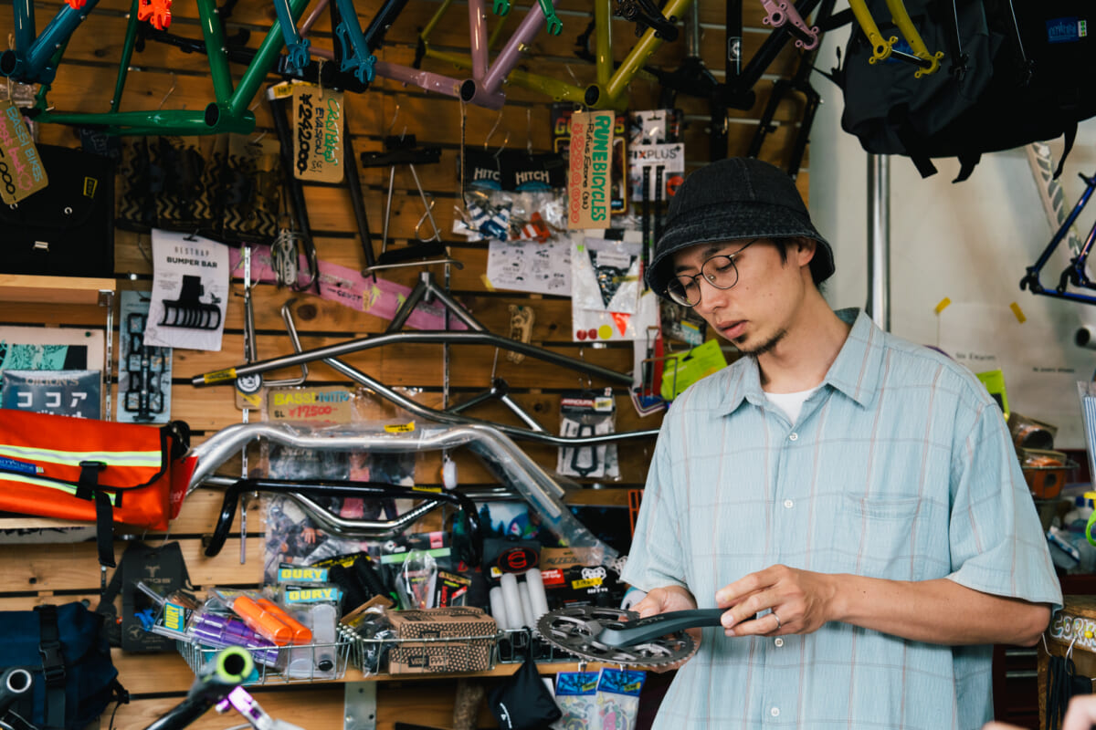 「ダメにして、また買って、結局VANSを履く」。自転車と走り続ける松本圭太さんの定番【MY AUTHENTIC】