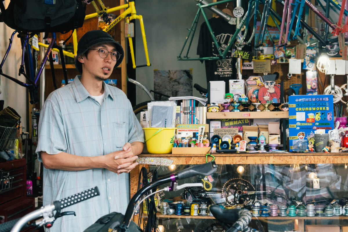 「ダメにして、また買って、結局VANSを履く」。自転車と走り続ける松本圭太さんの定番【MY AUTHENTIC】