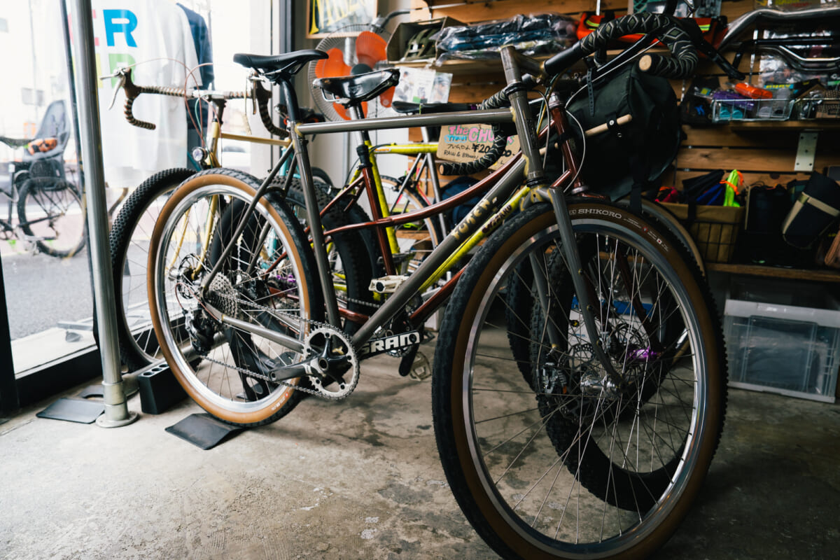 「ダメにして、また買って、結局VANSを履く」。自転車と走り続ける松本圭太さんの定番【MY AUTHENTIC】