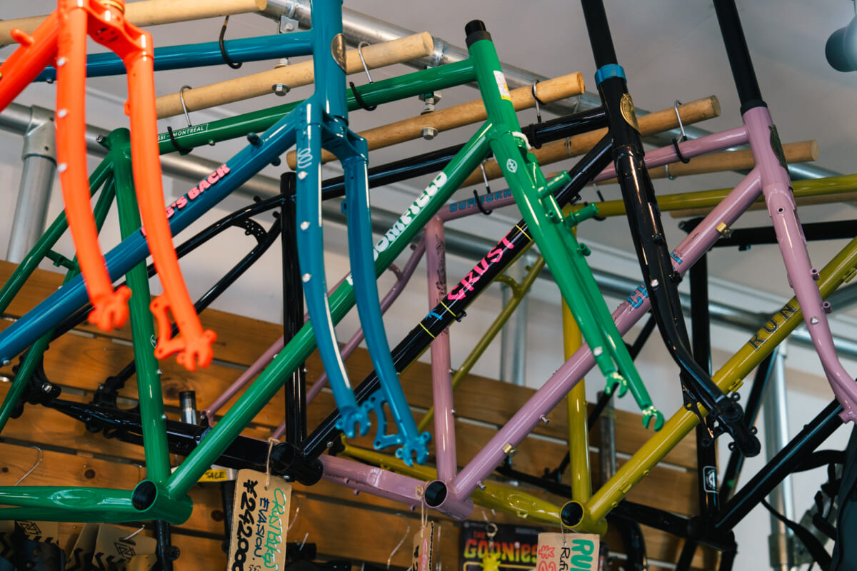 「ダメにして、また買って、結局VANSを履く」。自転車と走り続ける松本圭太さんの定番【MY AUTHENTIC】