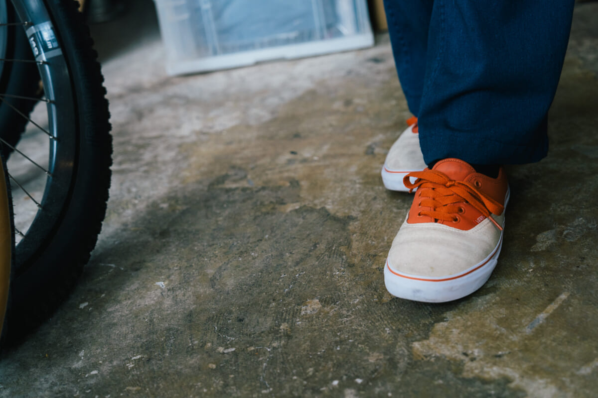 「ダメにして、また買って、結局VANSを履く」。自転車と走り続ける松本圭太さんの定番【MY AUTHENTIC】