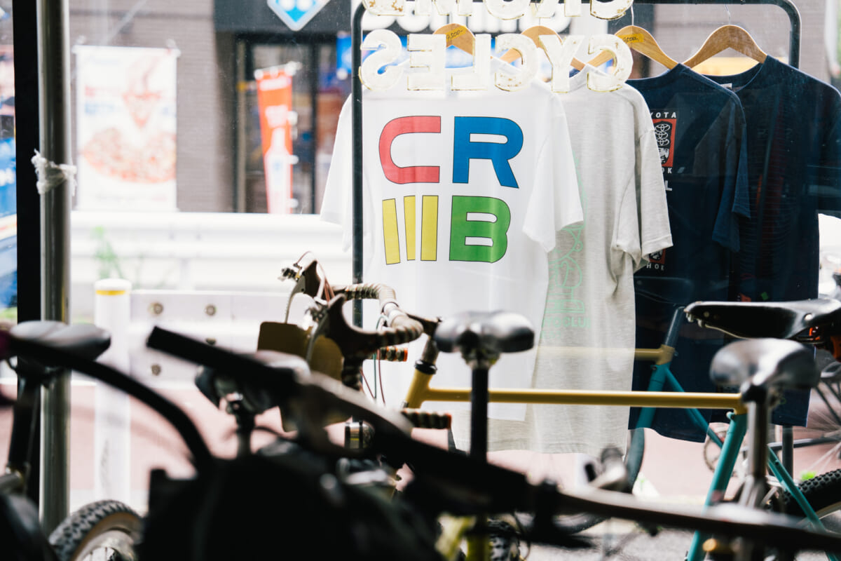 「ダメにして、また買って、結局VANSを履く」。自転車と走り続ける松本圭太さんの定番【MY AUTHENTIC】