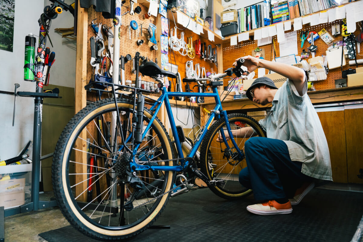 「ダメにして、また買って、結局VANSを履く」。自転車と走り続ける松本圭太さんの定番【MY AUTHENTIC】