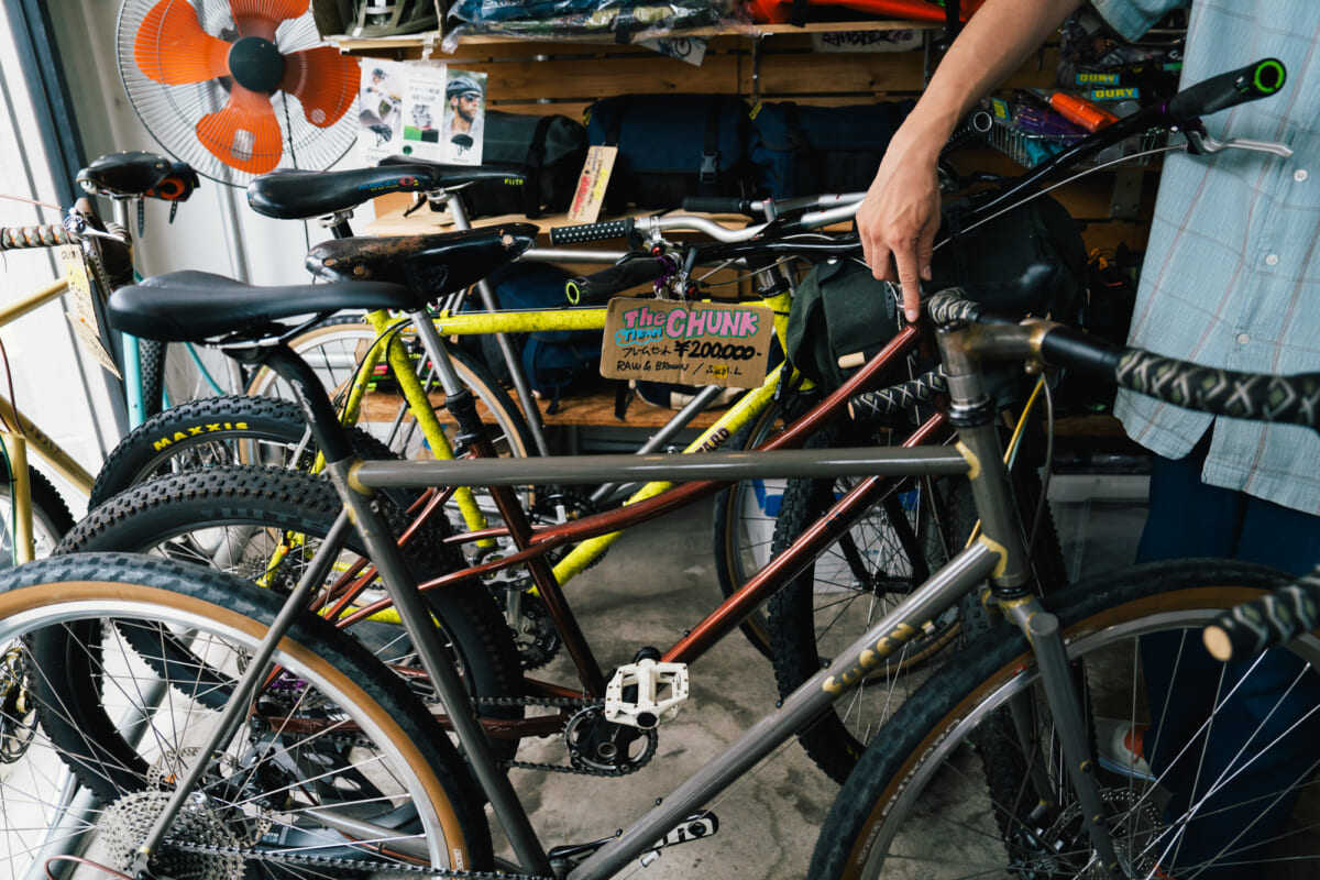「ダメにして、また買って、結局VANSを履く」。自転車と走り続ける松本圭太さんの定番【MY AUTHENTIC】