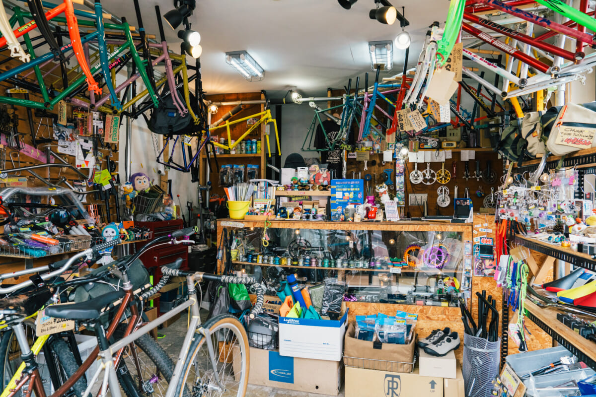 「ダメにして、また買って、結局VANSを履く」。自転車と走り続ける松本圭太さんの定番【MY AUTHENTIC】