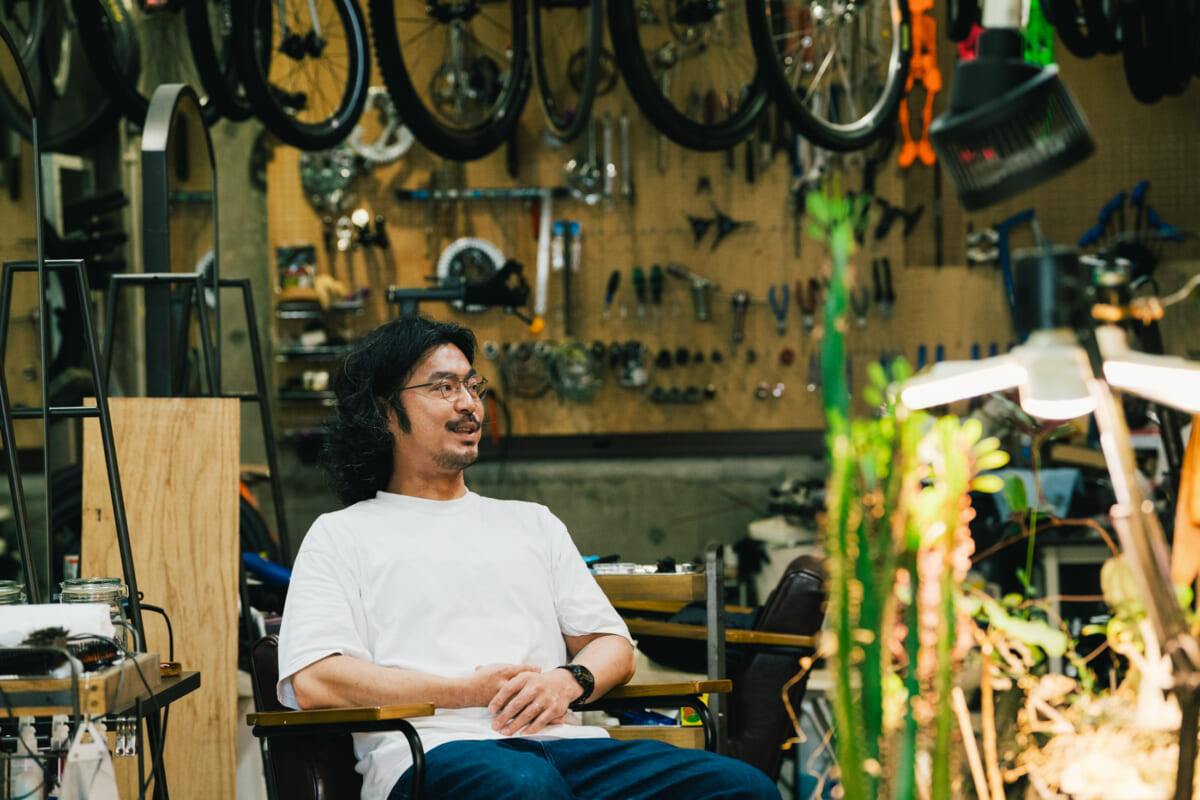 看板も料金表もない美容室で、毎日履く黒の一足。美容師・小澤悠作さんのVANS オーセンティック【MY AUTHENTIC】 看板も料金表もない美容室で、毎日履く黒の一足。美容師・小澤悠作さんのVANS オーセンティック【MY AUTHENTIC】