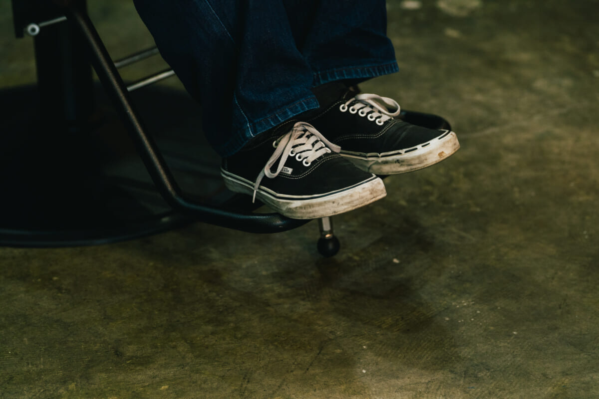 看板も料金表もない美容室で、毎日履く黒の一足。美容師・小澤悠作さんのVANS オーセンティック【MY AUTHENTIC】 看板も料金表もない美容室で、毎日履く黒の一足。美容師・小澤悠作さんのVANS オーセンティック【MY AUTHENTIC】