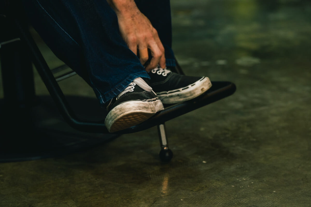 看板も料金表もない美容室で、毎日履く黒の一足。美容師・小澤悠作さんのVANS オーセンティック【MY AUTHENTIC】 看板も料金表もない美容室で、毎日履く黒の一足。美容師・小澤悠作さんのVANS オーセンティック【MY AUTHENTIC】