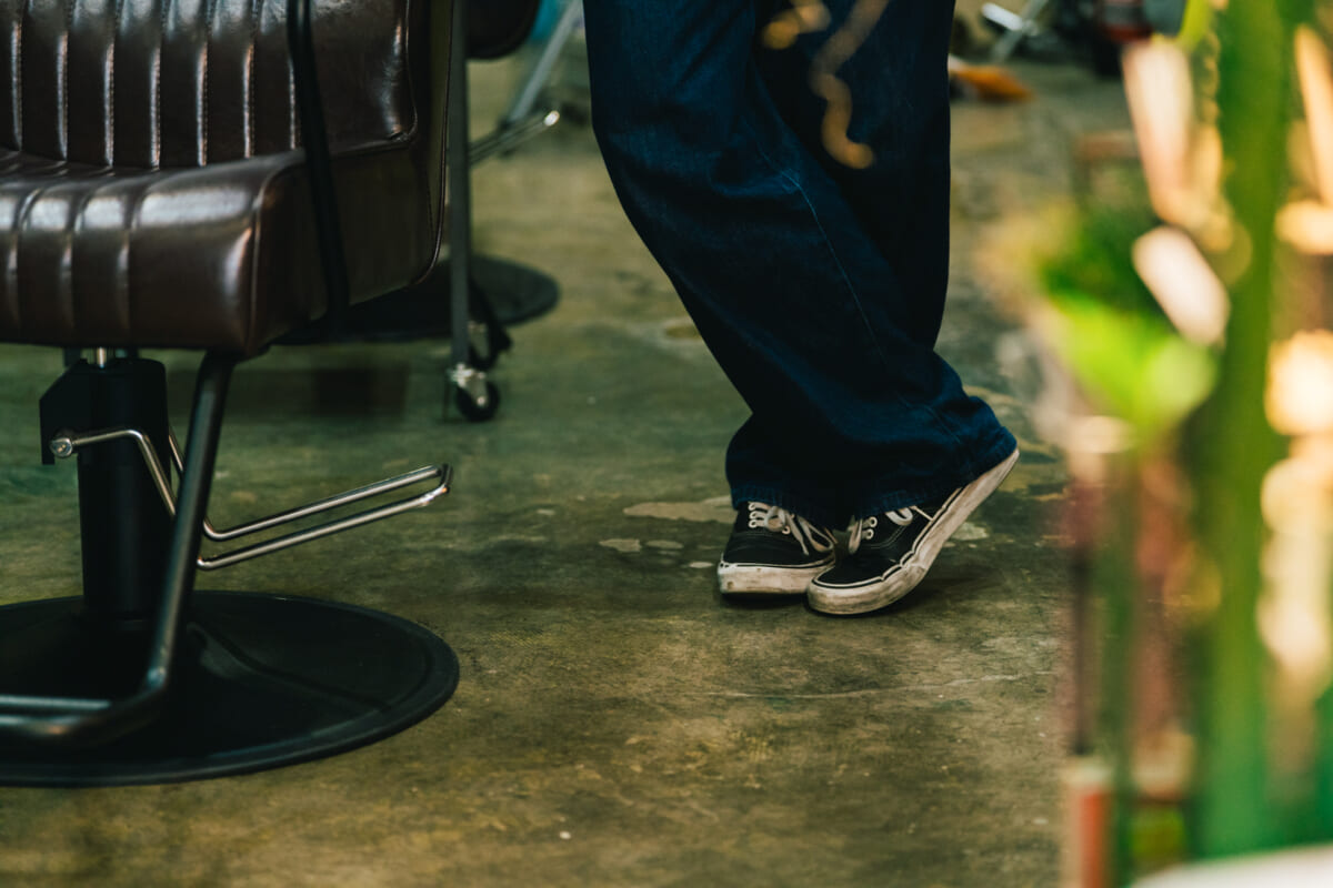 看板も料金表もない美容室で、毎日履く黒の一足。美容師・小澤悠作さんのVANS オーセンティック【MY AUTHENTIC】 看板も料金表もない美容室で、毎日履く黒の一足。美容師・小澤悠作さんのVANS オーセンティック【MY AUTHENTIC】