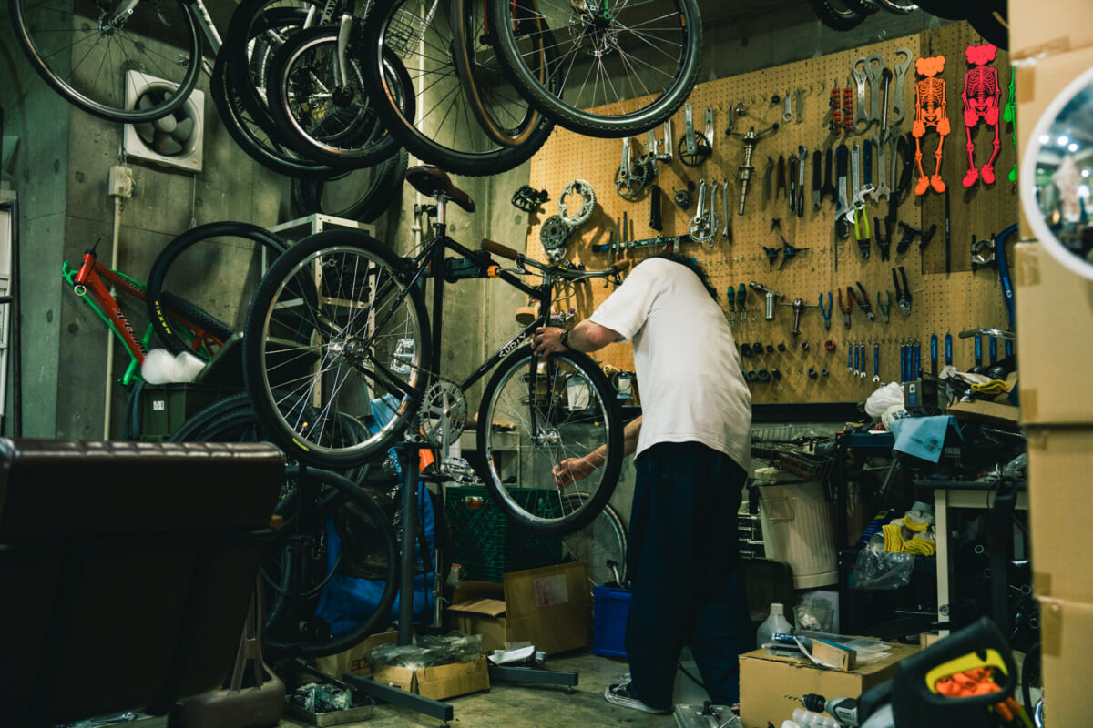 看板も料金表もない美容室で、毎日履く黒の一足。美容師・小澤悠作さんのVANS オーセンティック【MY AUTHENTIC】 看板も料金表もない美容室で、毎日履く黒の一足。美容師・小澤悠作さんのVANS オーセンティック【MY AUTHENTIC】